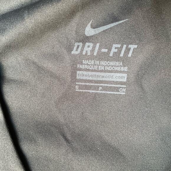 Nike Women’s Short Sleeve V-neck T-shirt size S, Olive Green, Scumb Otters - Picture 7 of 11